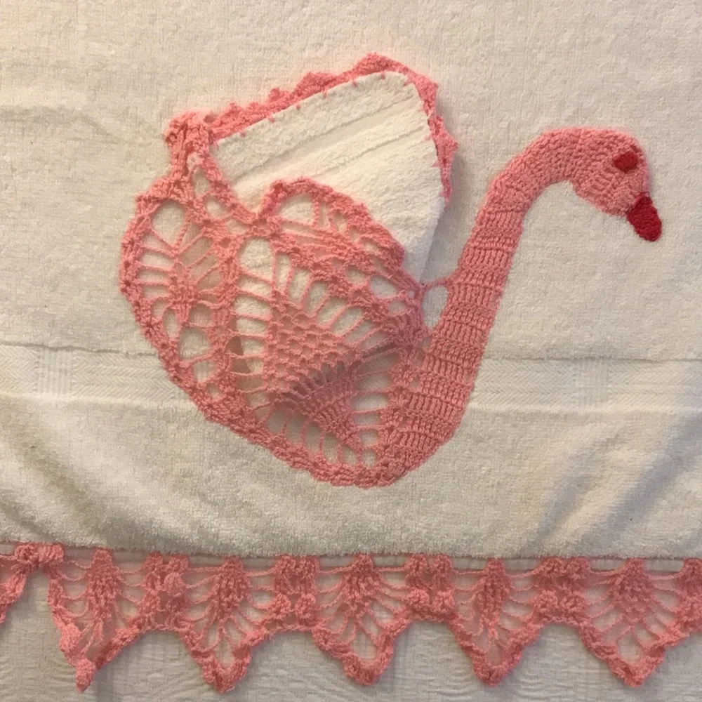 Vintage Pink Crochet Swan Embellished White Towel w/ Crochet Trimmed Washcloth